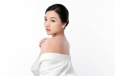 Beyaz arka planda temiz tenli güzel Asyalı kadın, yüz bakımı, yüz bakımı, kozmetoloji, güzellik ve kaplıca, Asyalı kadın portresi.