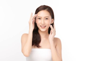 Beyaz arka planda temiz tenli güzel Asyalı kadın, yüz bakımı, yüz bakımı, kozmetoloji, güzellik ve kaplıca, Asyalı kadın portresi.