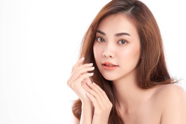 Beyaz arka planda temiz tenli güzel Asyalı kadın, yüz bakımı, yüz bakımı, kozmetoloji, güzellik ve kaplıca, Asyalı kadın portresi.