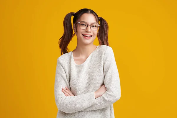 Krásné Mladé Asijské Ženy Úsměvem Nosí Módní Brýle Izolované Žlutém — Stock fotografie