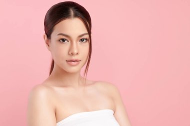 Pembe arka planda temiz tenli güzel Asyalı kadın, yüz bakımı, yüz bakımı, kozmetoloji, güzellik ve kaplıca, Asyalı kadın portresi.