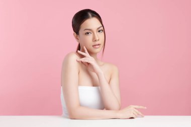 Pembe arka planda temiz tenli güzel Asyalı kadın, yüz bakımı, yüz bakımı, kozmetoloji, güzellik ve kaplıca, Asyalı kadın portresi.