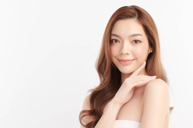 Beyaz arka planda temiz tenli güzel Asyalı kadın, yüz bakımı, yüz bakımı, kozmetoloji, güzellik ve kaplıca, Asyalı kadın portresi.