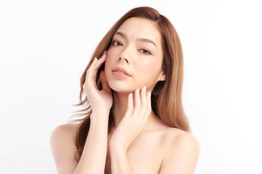 Beyaz arka planda temiz tenli güzel Asyalı kadın, yüz bakımı, yüz bakımı, kozmetoloji, güzellik ve kaplıca, Asyalı kadın portresi.