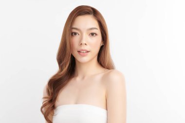 Beyaz arka planda temiz tenli güzel Asyalı kadın, yüz bakımı, yüz bakımı, kozmetoloji, güzellik ve kaplıca, Asyalı kadın portresi.