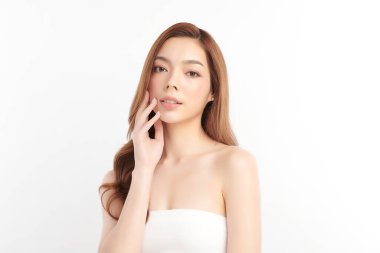 Beyaz arka planda temiz tenli güzel Asyalı kadın, yüz bakımı, yüz bakımı, kozmetoloji, güzellik ve kaplıca, Asyalı kadın portresi.