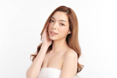 Beyaz arka planda temiz tenli güzel Asyalı kadın, yüz bakımı, yüz bakımı, kozmetoloji, güzellik ve kaplıca, Asyalı kadın portresi.