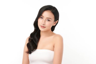 Beyaz arka planda temiz tenli güzel Asyalı kadın, yüz bakımı, yüz bakımı, kozmetoloji, güzellik ve kaplıca, Asyalı kadın portresi.