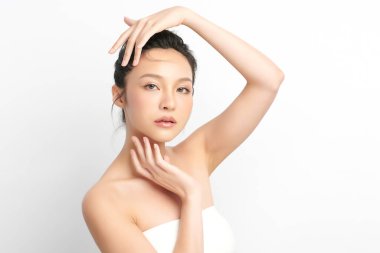 Beyaz arka planda temiz tenli güzel Asyalı kadın, yüz bakımı, yüz bakımı, kozmetoloji, güzellik ve kaplıca, Asyalı kadın portresi.
