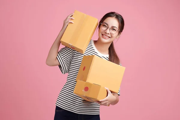 Schöne Junge Asiatische Frau Hält Paketkasten Isoliert Auf Rosa Hintergrund — Stockfoto