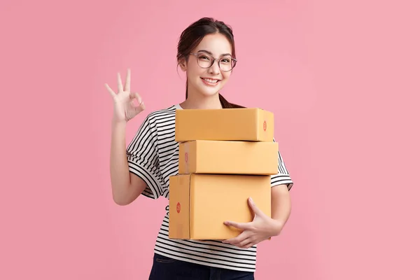 Schöne Junge Asiatische Frau Hält Paketkasten Isoliert Auf Rosa Hintergrund — Stockfoto