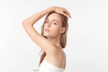 Beyaz arka planda temiz tenli güzel Asyalı kadın, yüz bakımı, yüz bakımı, kozmetoloji, güzellik ve kaplıca, Asyalı kadın portresi.