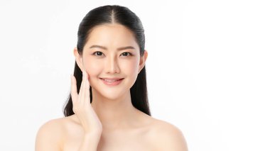 Beyaz arka planda temiz tenli güzel Asyalı kadın, yüz bakımı, yüz bakımı, kozmetoloji, güzellik ve kaplıca, Asyalı kadın portresi.