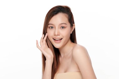 Beyaz arka planda temiz tenli güzel Asyalı kadın, yüz bakımı, yüz bakımı, kozmetoloji, güzellik ve kaplıca, Asyalı kadın portresi.