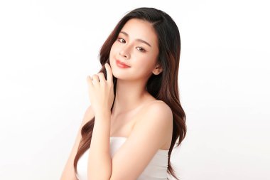 Beyaz arka planda temiz tenli güzel Asyalı kadın, yüz bakımı, yüz bakımı, kozmetoloji, güzellik ve kaplıca, Asyalı kadın portresi.