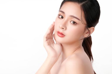 Beyaz arka planda temiz tenli güzel Asyalı kadın, yüz bakımı, yüz bakımı, kozmetoloji, güzellik ve kaplıca, Asyalı kadın portresi.