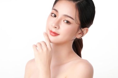 Beyaz arka planda temiz tenli güzel Asyalı kadın, yüz bakımı, yüz bakımı, kozmetoloji, güzellik ve kaplıca, Asyalı kadın portresi.