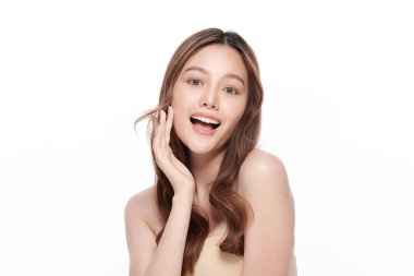 Beyaz arka planda temiz tenli güzel Asyalı kadın, yüz bakımı, yüz bakımı, kozmetoloji, güzellik ve kaplıca, Asyalı kadın portresi.