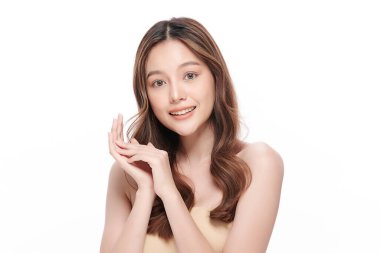 Beyaz arka planda temiz tenli güzel Asyalı kadın, yüz bakımı, yüz bakımı, kozmetoloji, güzellik ve kaplıca, Asyalı kadın portresi.