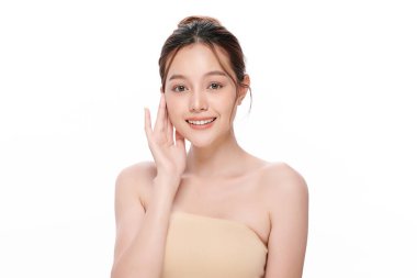 Beyaz arka planda temiz tenli güzel Asyalı kadın, yüz bakımı, yüz bakımı, kozmetoloji, güzellik ve kaplıca, Asyalı kadın portresi.