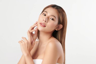 Beyaz arka planda temiz tenli güzel Asyalı kadın, yüz bakımı, yüz bakımı, kozmetoloji, güzellik ve kaplıca, Asyalı kadın portresi.