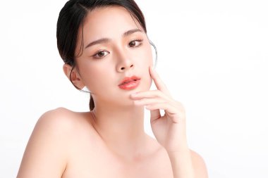 Beyaz arka planda temiz tenli güzel Asyalı kadın, yüz bakımı, yüz bakımı, kozmetoloji, güzellik ve kaplıca, Asyalı kadın portresi.
