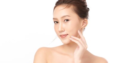 Beyaz arka planda temiz tenli güzel Asyalı kadın, yüz bakımı, yüz bakımı, kozmetoloji, güzellik ve kaplıca, Asyalı kadın portresi.