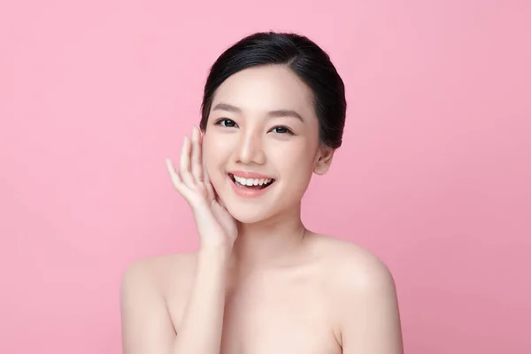 분홍색 배경에 피부를 아름다운 아시아인 아름다움과 아시아 초상화 — 스톡 사진