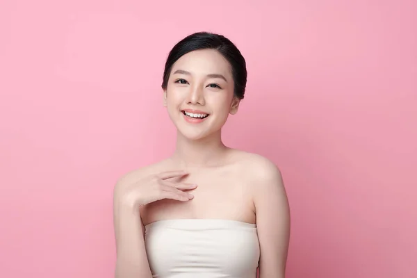 Wanita Asia Muda Yang Cantik Dengan Kulit Bersih Dan Segar — Stok Foto