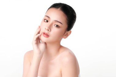 Beyaz arka planda temiz tenli güzel Asyalı kadın, yüz bakımı, yüz bakımı, kozmetoloji, güzellik ve kaplıca, Asyalı kadın portresi.