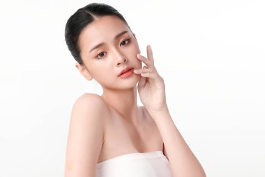 Beyaz arka planda temiz tenli güzel Asyalı kadın, yüz bakımı, yüz bakımı, kozmetoloji, güzellik ve kaplıca, Asyalı kadın portresi.