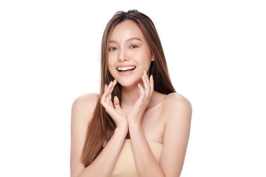 Beyaz arka planda temiz tenli güzel Asyalı kadın, yüz bakımı, yüz bakımı, kozmetoloji, güzellik ve kaplıca, Asyalı kadın portresi.