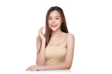 Beyaz arka planda temiz tenli güzel Asyalı kadın, yüz bakımı, yüz bakımı, kozmetoloji, güzellik ve kaplıca, Asyalı kadın portresi.