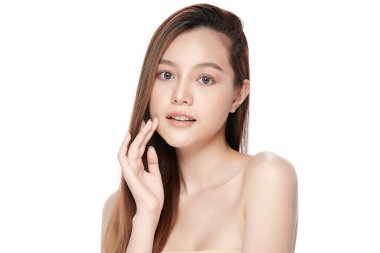 Beyaz arka planda temiz tenli güzel Asyalı kadın, yüz bakımı, yüz bakımı, kozmetoloji, güzellik ve kaplıca, Asyalı kadın portresi.