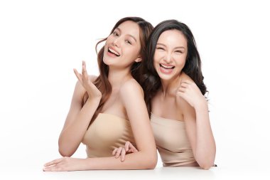 Beyaz arka planda temiz tenli iki güzel Asyalı kadın, yüz bakımı, yüz bakımı, kozmetoloji, güzellik ve kaplıca, Asyalı kadın portresi..
