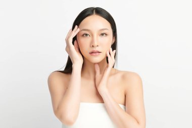 Beyaz arka planda temiz tenli güzel Asyalı kadın, yüz bakımı, yüz bakımı, kozmetoloji, güzellik ve kaplıca, Asyalı kadın portresi.