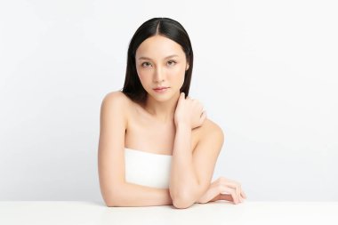 Beyaz arka planda temiz tenli güzel Asyalı kadın, yüz bakımı, yüz bakımı, kozmetoloji, güzellik ve kaplıca, Asyalı kadın portresi.