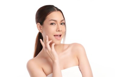 Beyaz arka planda temiz tenli güzel Asyalı kadın, yüz bakımı, yüz bakımı, kozmetoloji, güzellik ve kaplıca, Asyalı kadın portresi.