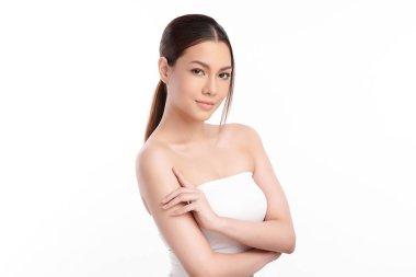 Beyaz arka planda temiz tenli güzel Asyalı kadın, yüz bakımı, yüz bakımı, kozmetoloji, güzellik ve kaplıca, Asyalı kadın portresi.