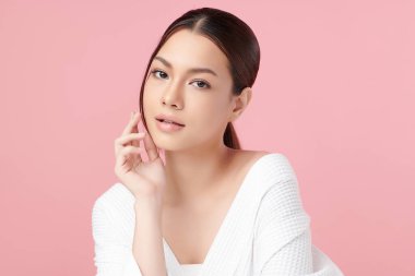 Pembe arka planda temiz tenli güzel Asyalı kadın, yüz bakımı, yüz bakımı, kozmetoloji, güzellik ve kaplıca, Asyalı kadın portresi.