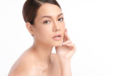 Beyaz arka planda temiz tenli güzel Asyalı kadın, yüz bakımı, yüz bakımı, kozmetoloji, güzellik ve kaplıca, Asyalı kadın portresi.