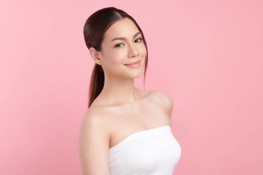 Pembe arka planda temiz tenli güzel Asyalı kadın, yüz bakımı, yüz bakımı, kozmetoloji, güzellik ve kaplıca, Asyalı kadın portresi.