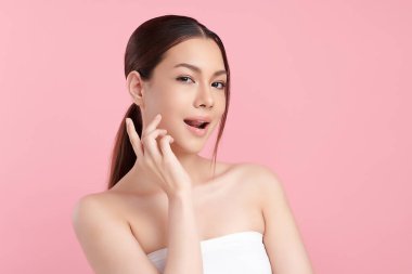 Pembe arka planda temiz tenli güzel Asyalı kadın, yüz bakımı, yüz bakımı, kozmetoloji, güzellik ve kaplıca, Asyalı kadın portresi.