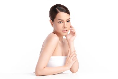 Beyaz arka planda temiz tenli güzel Asyalı kadın, yüz bakımı, yüz bakımı, kozmetoloji, güzellik ve kaplıca, Asyalı kadın portresi.