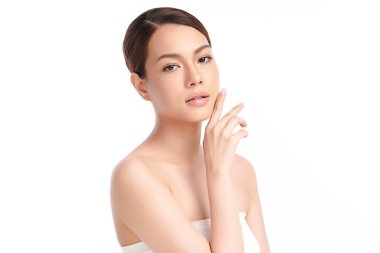 Beyaz arka planda temiz tenli güzel Asyalı kadın, yüz bakımı, yüz bakımı, kozmetoloji, güzellik ve kaplıca, Asyalı kadın portresi.