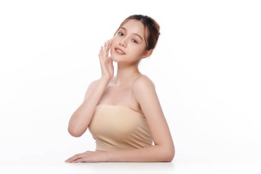 Beyaz arka planda temiz tenli güzel Asyalı kadın, yüz bakımı, yüz bakımı, kozmetoloji, güzellik ve kaplıca, Asyalı kadın portresi.