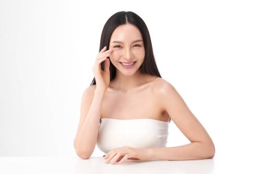 Beyaz arka planda temiz tenli güzel Asyalı kadın, yüz bakımı, yüz bakımı, kozmetoloji, güzellik ve kaplıca, Asyalı kadın portresi.