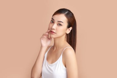 Taze bej arkaplan, yüz bakımı, yüz bakımı, kozmetoloji, güzellik ve kaplıca, Asyalı kadın portresi.