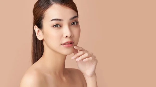 Beautiful Young Asian Woman Clean Fresh Skin Beige Background Face — Stock Photo, Image