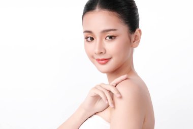 Beyaz arka planda temiz tenli güzel Asyalı kadın, yüz bakımı, yüz bakımı, kozmetoloji, güzellik ve kaplıca, Asyalı kadın portresi.